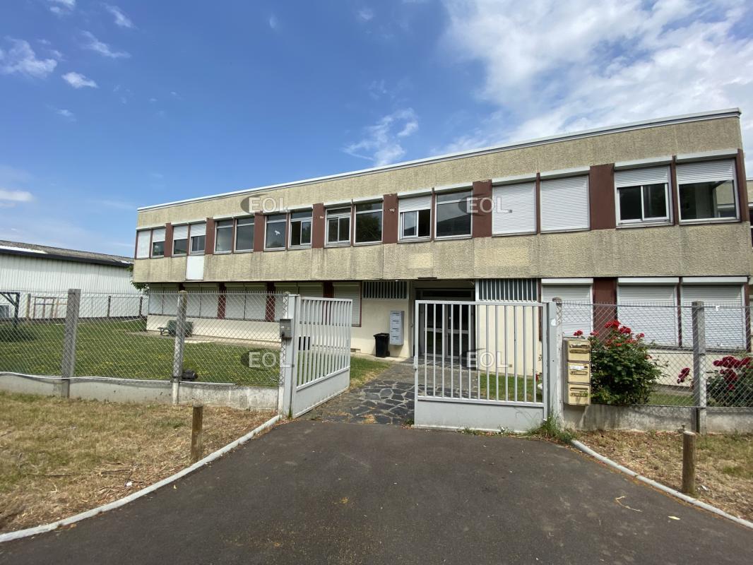 Office in Les Clayes-sous-Bois to rent Building Photo- Image 1 of 8
