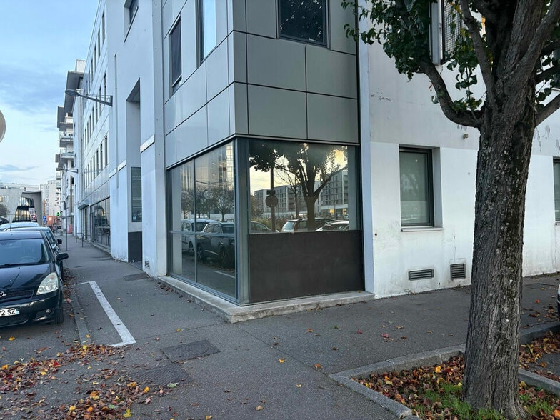 Retail in Vaulx-en-Velin to rent - Building Photo - Image 2 of 10