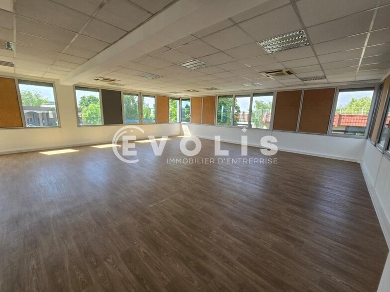 Office in Massy to rent - Building Photo - Image 2 of 8