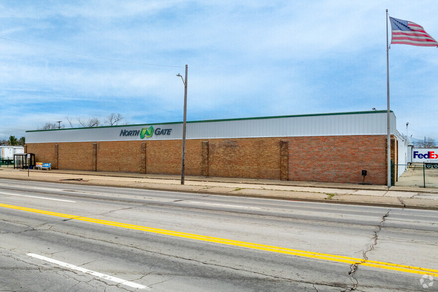 3301 S Dort Hwy, Flint, MI for rent - Building Photo - Image 2 of 7