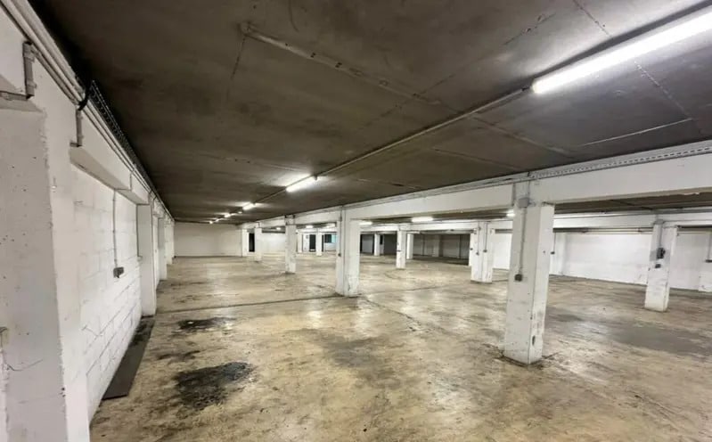 Industrial in Montrouge to rent - Building Photo - Image 2 of 6