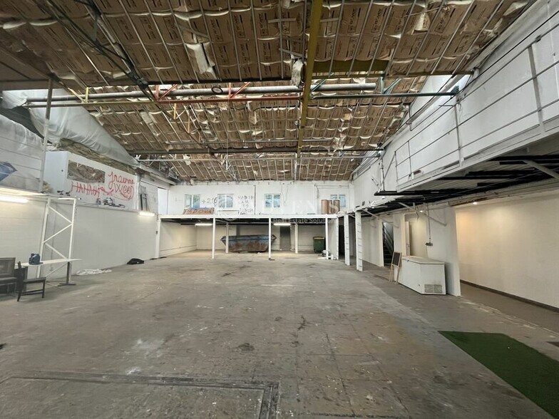 Light Industrial in Montreuil for sale - Interior Photo - Image 2 of 9