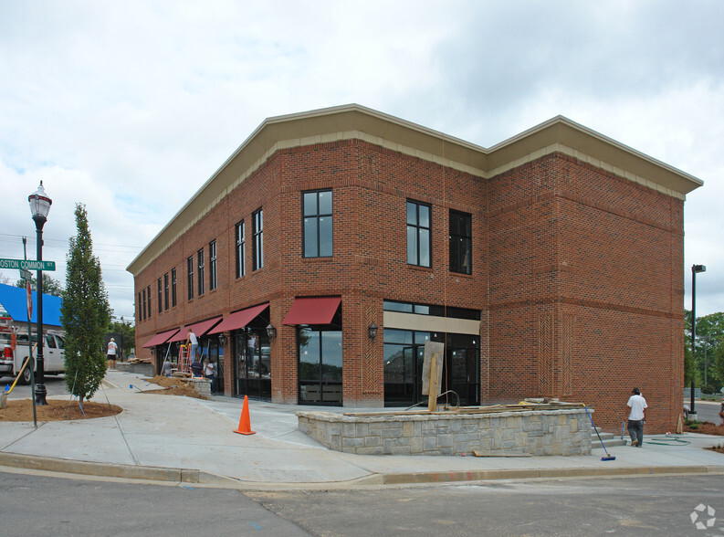 310 Town Center Ave, Suwanee, GA for rent - Building Photo - Image 3 of 9