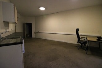 North Trade Rd, Battle to rent Interior Photo- Image 2 of 6