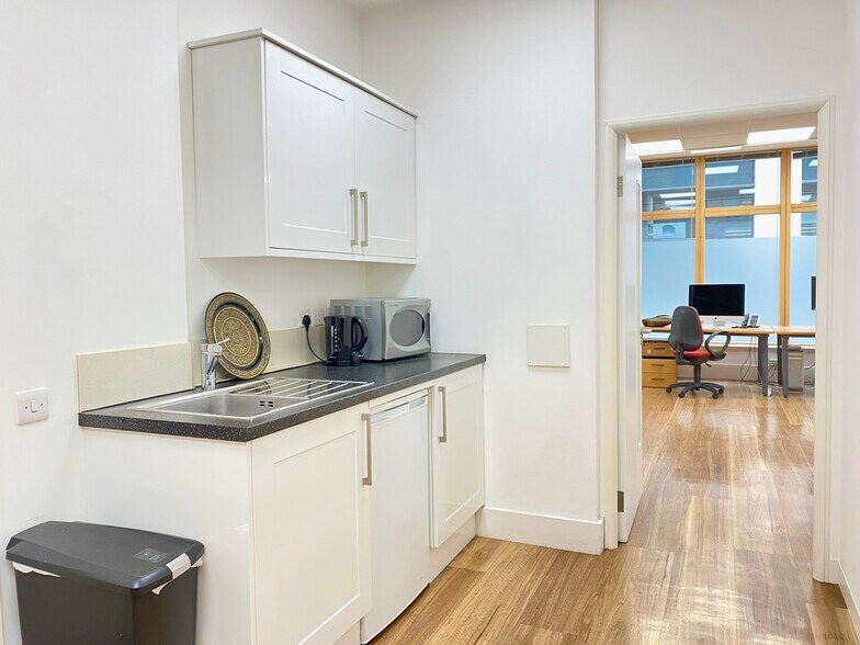 11 Ebenezer St, London to rent - Interior Photo - Image 3 of 8