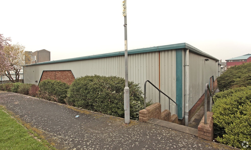 19 Great Russell Ct, Bradford to rent - Building Photo - Image 2 of 12