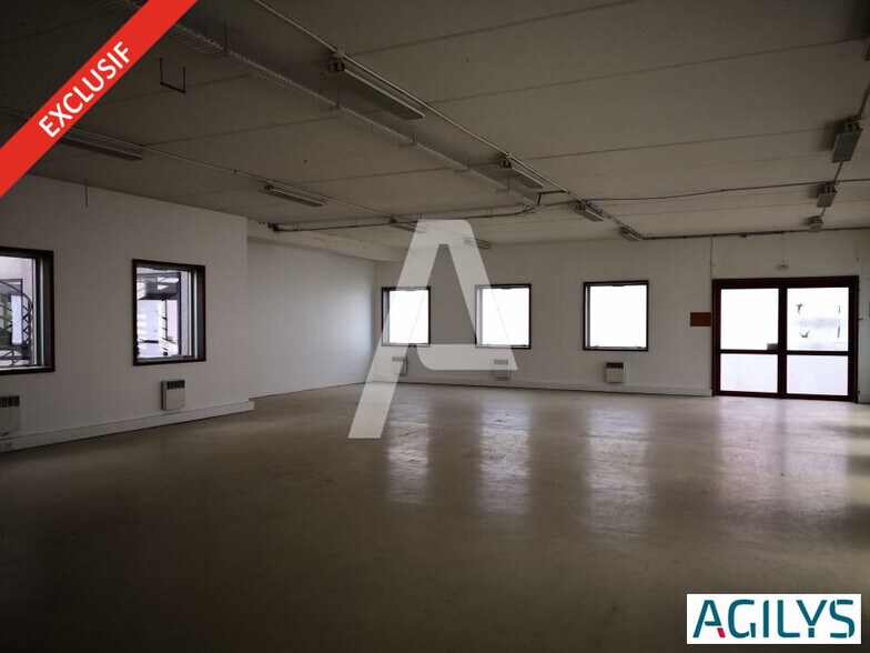 Light Industrial in Saclay for sale - Building Photo - Image 3 of 12