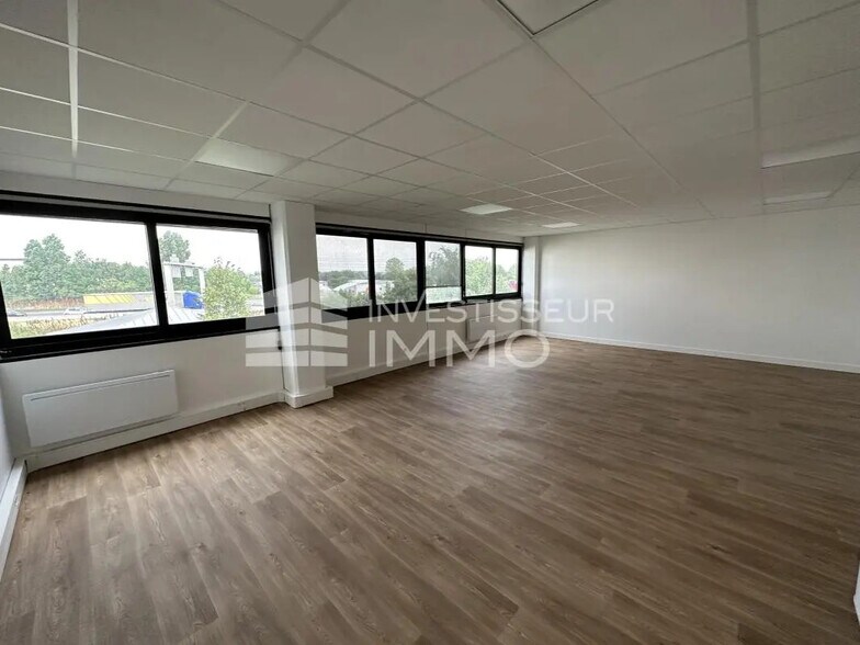Office in Chilly-Mazarin to rent - Interior Photo - Image 2 of 6