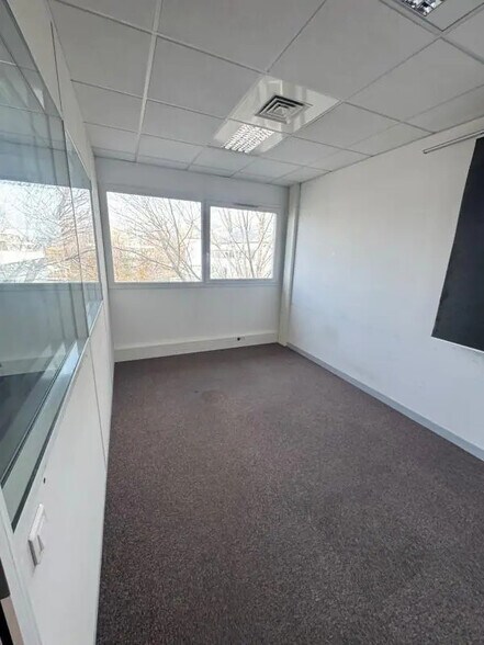 Office in Gémenos to rent - Interior Photo - Image 3 of 5
