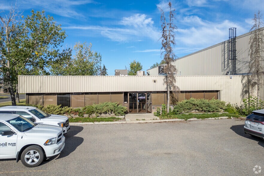 2820 37th Ave NE, Calgary, AB for rent - Primary Photo - Image 1 of 4