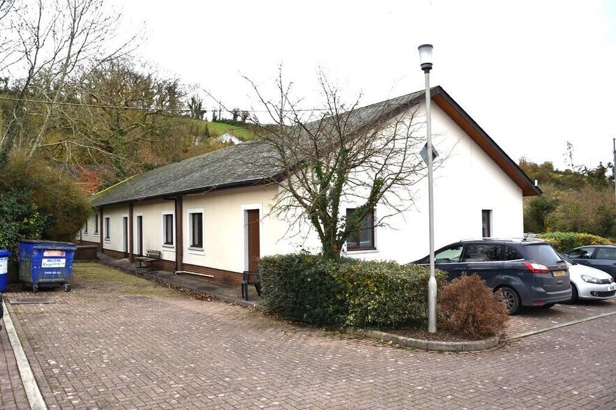 Office in 2 Woodburn Terrace, Newcastle Emlyn to rent - Building Photo - Image 3 of 5