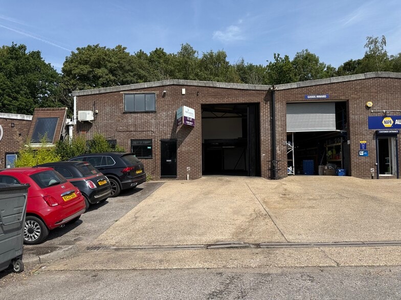 Unit 11 Station Rd, Pulborough to rent - Building Photo - Image 3 of 14