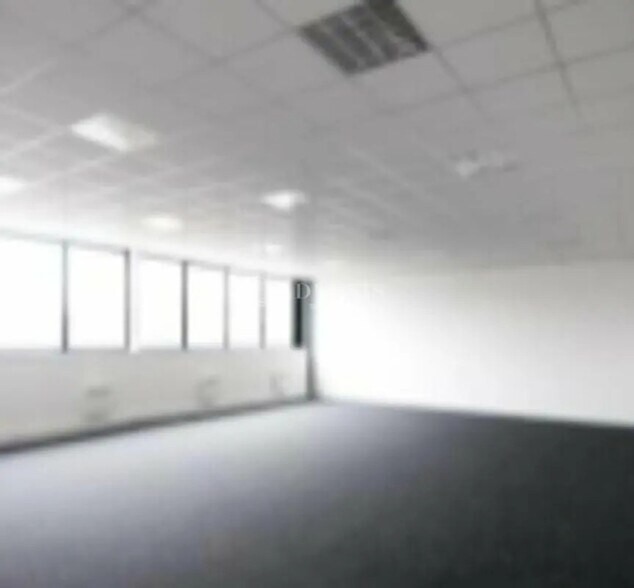 Light Industrial in Lisses to rent - Interior Photo - Image 2 of 8