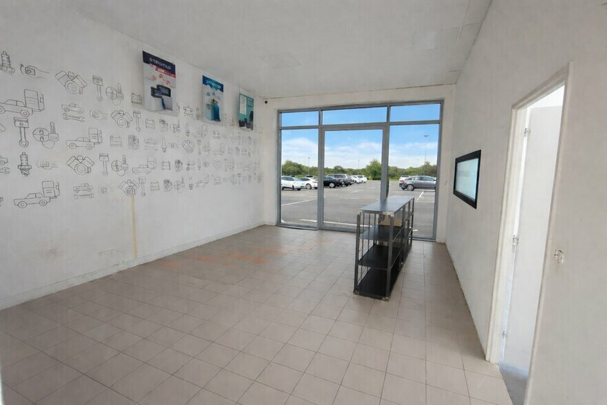 Retail in Mions to rent - Interior Photo - Image 2 of 6