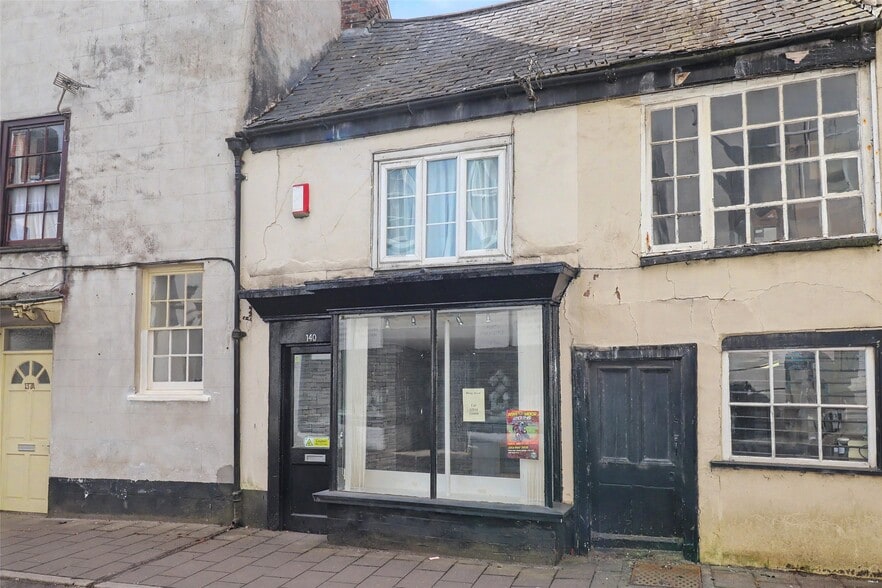 140 East St, South Molton to rent - Building Photo - Image 1 of 1