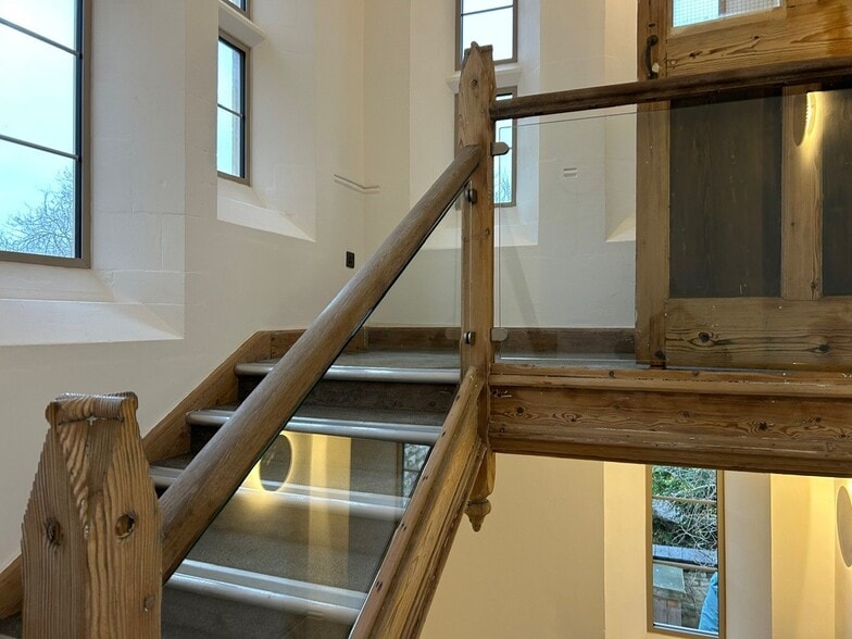 11 High St, Witney to rent - Building Photo - Image 3 of 16