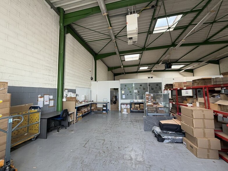 Light Industrial in Saint-Thibault-des-Vignes for sale - Interior Photo - Image 2 of 6