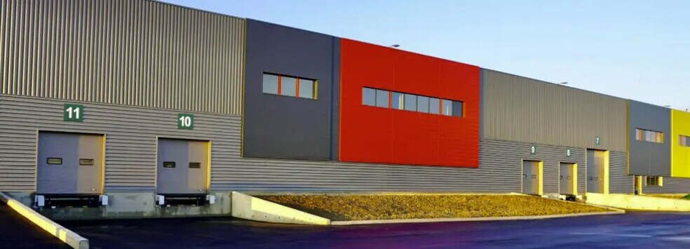 Industrial in Louvres to rent - Building Photo - Image 2 of 10