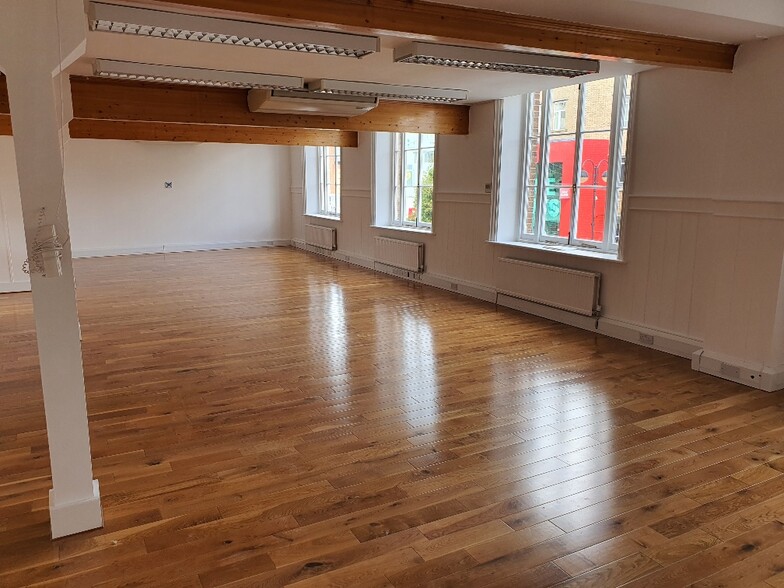 High St, Uxbridge for rent - Interior Photo - Image 3 of 5