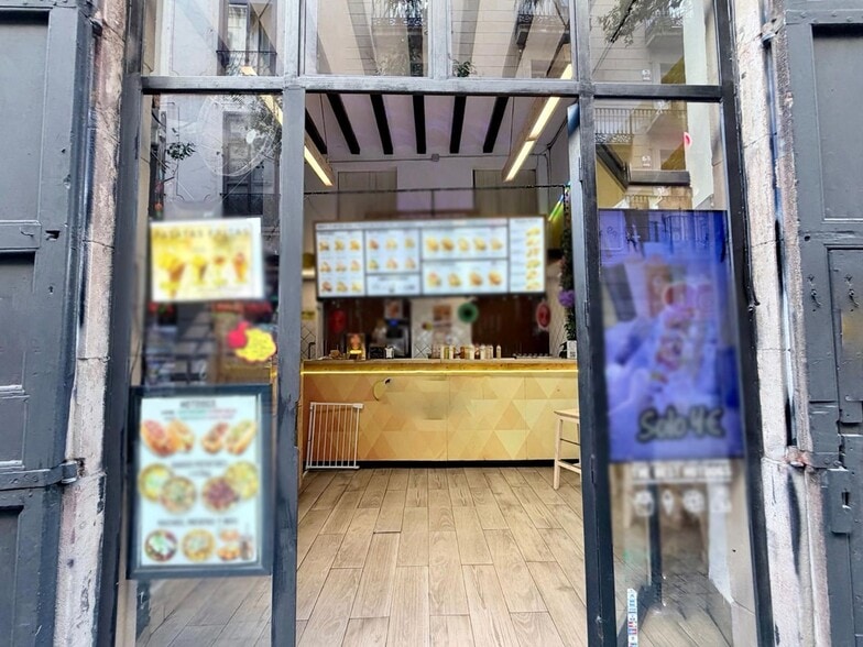 Retail in Barcelona, Barcelona to rent - Interior Photo - Image 2 of 2