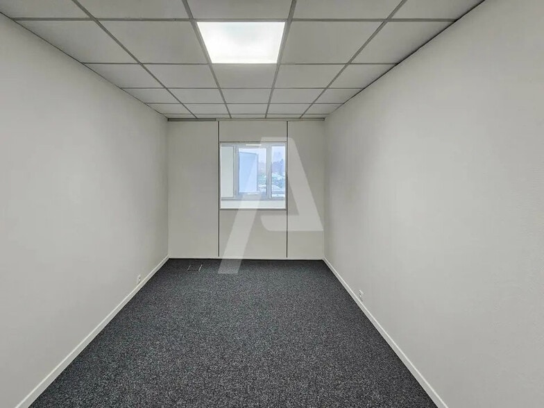 Office in Massy to rent - Interior Photo - Image 3 of 6