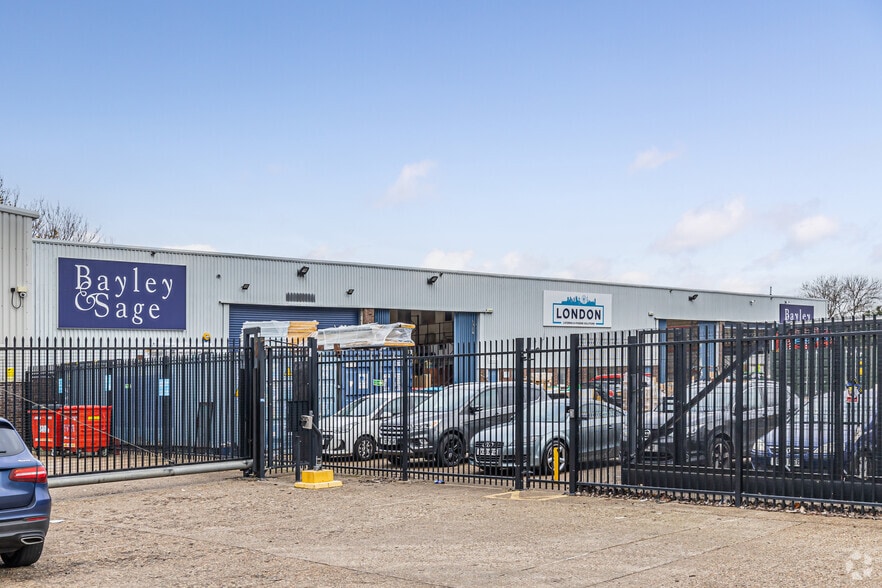 Gresham Way, London to rent - Building Photo - Image 3 of 4