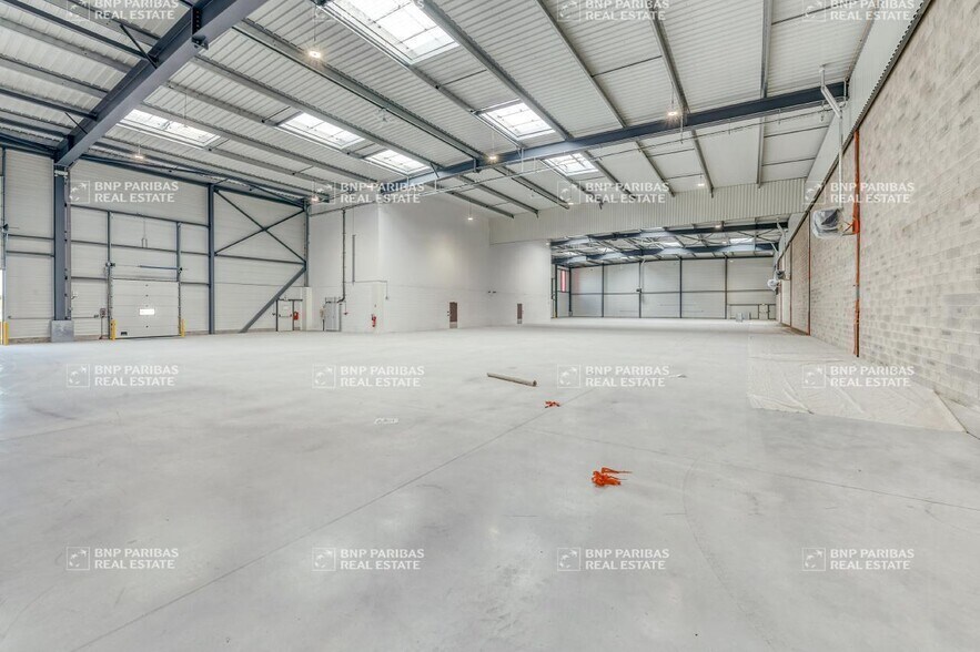 Light Industrial in Le Thillay to rent - Interior Photo - Image 2 of 5