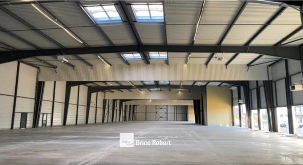Light Industrial in Saint-Priest to rent - Interior Photo - Image 2 of 7