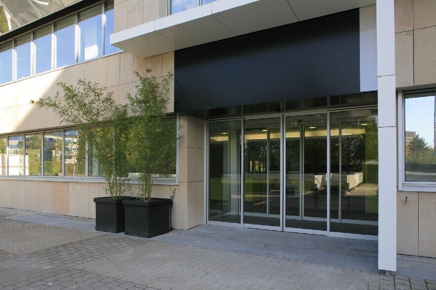 4 Rue Paul Dautier, Vélizy-Villacoublay to rent - Building Photo - Image 2 of 6