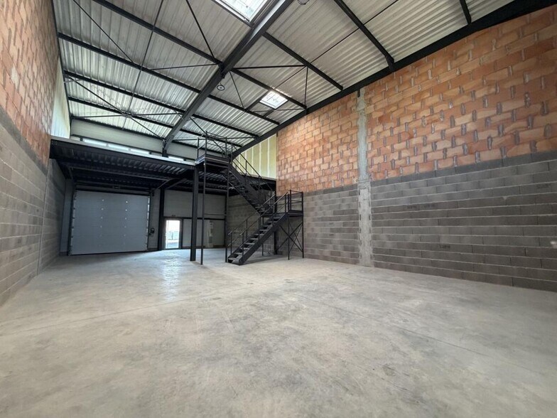 Light Industrial in Saint Genis Laval to rent - Interior Photo - Image 3 of 7