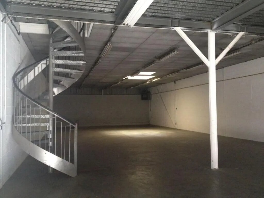 Location Local d'activités 320 m² - Photo 1