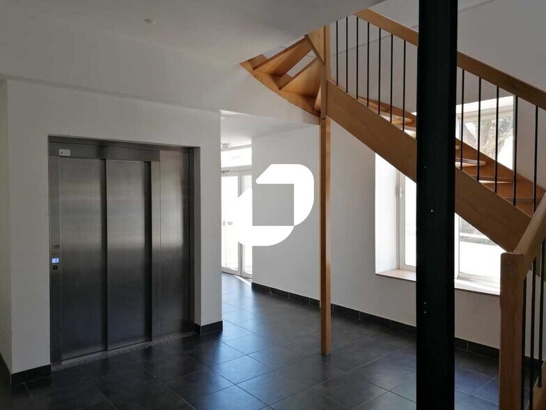 Office in Neuville-sur-Saône to rent - Building Photo - Image 3 of 11
