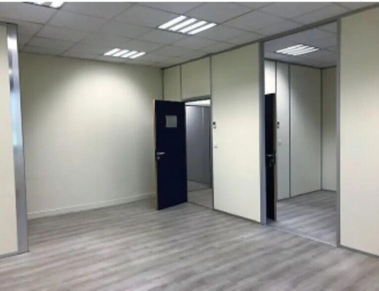 Office in Nanterre to rent - Building Photo - Image 3 of 8