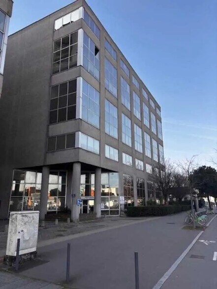 Office in Villejuif to rent - Primary Photo - Image 1 of 1