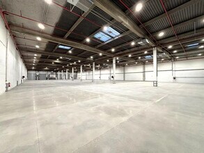 Industrial in Les Ulis to rent Interior Photo- Image 1 of 8