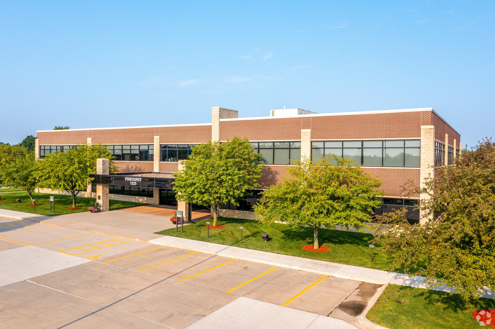 1225 Jordan Creek Pky, West Des Moines, IA to rent Primary Photo- Image 1 of 7