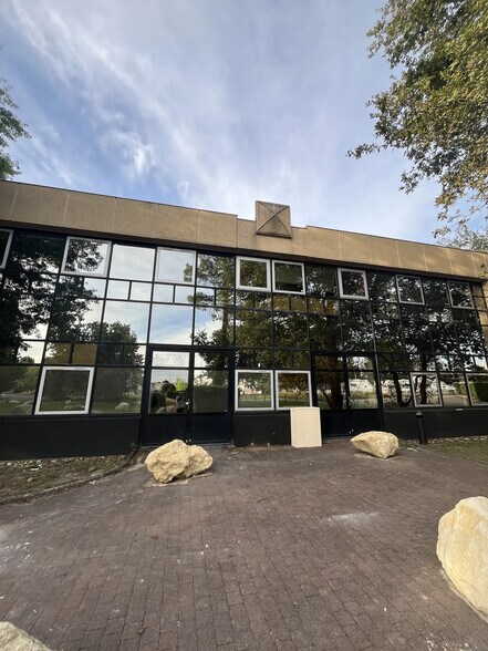 9 Avenue Léonard De Vinci, Pessac to rent - Building Photo - Image 3 of 10