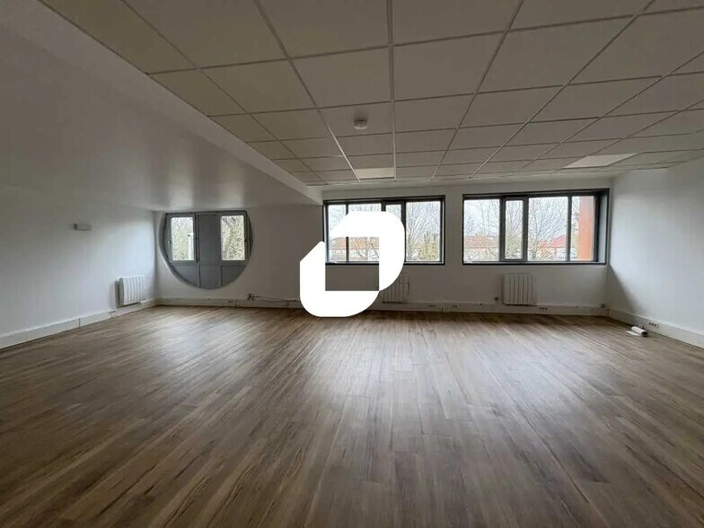 21 Rue Jacques Cartier, Voisins-le-Bretonneux to rent - Interior Photo - Image 2 of 14