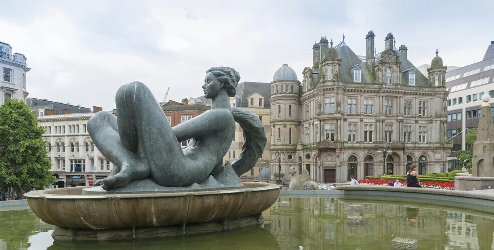 Victoria Sq, Birmingham to rent - Building Photo - Image 3 of 10