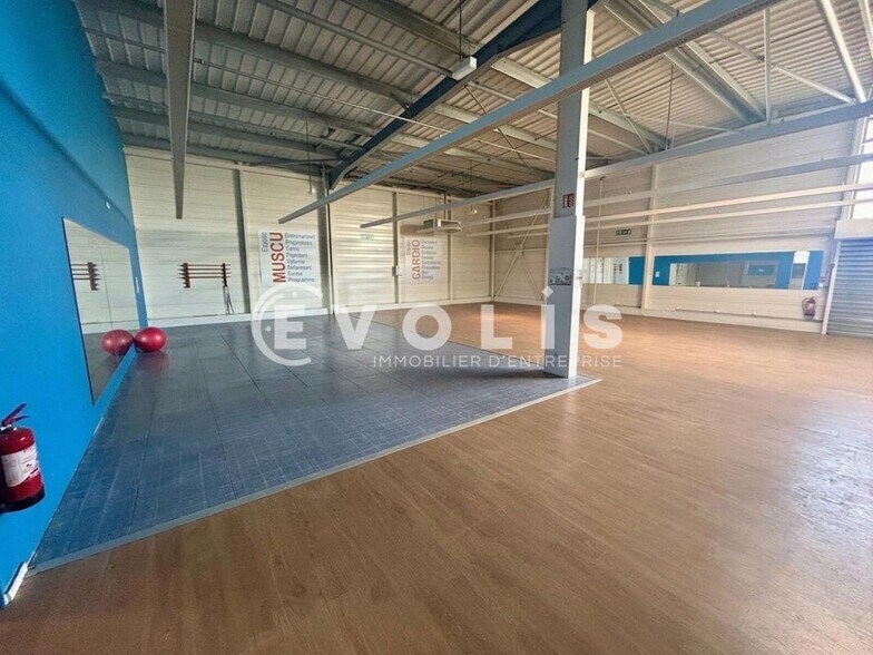 Retail in Mennecy to rent - Interior Photo - Image 3 of 6