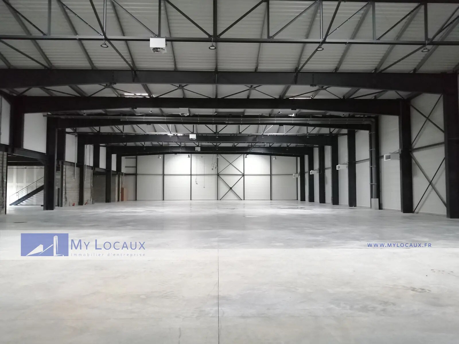 Light Industrial in Frépillon to rent Interior Photo- Image 1 of 6