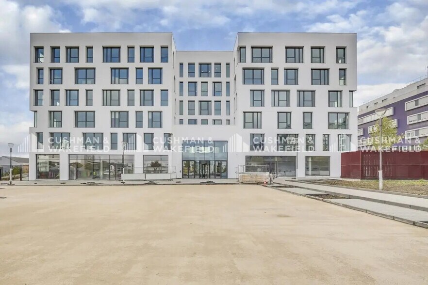 Office in Massy to rent - Building Photo - Image 3 of 19