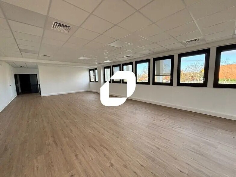 Office in Lisses to rent - Interior Photo - Image 2 of 8