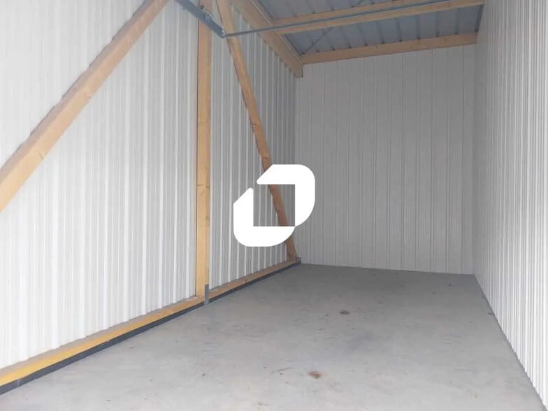 6 Avenue Louis Pasteur, Maurepas to rent - Interior Photo - Image 2 of 5