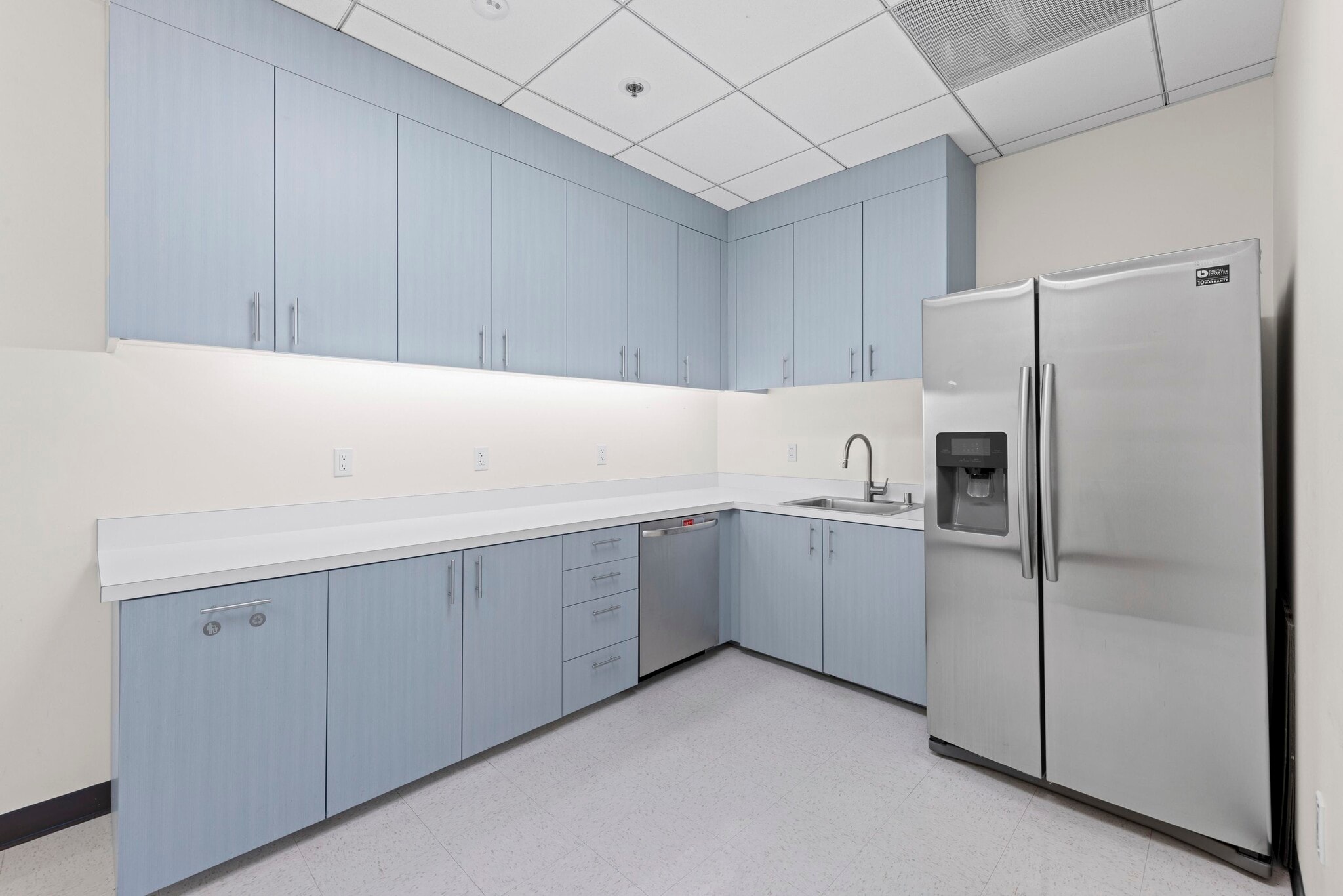 9255 Towne Centre Dr, San Diego, CA to rent Interior Photo- Image 1 of 9