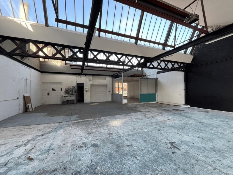 1033 Avenue Victor Hugo, Rillieux-la-Pape to rent - Interior Photo - Image 2 of 8