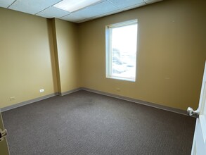 1550 N Northwest Hwy, Park Ridge, IL for rent Interior Photo- Image 1 of 3