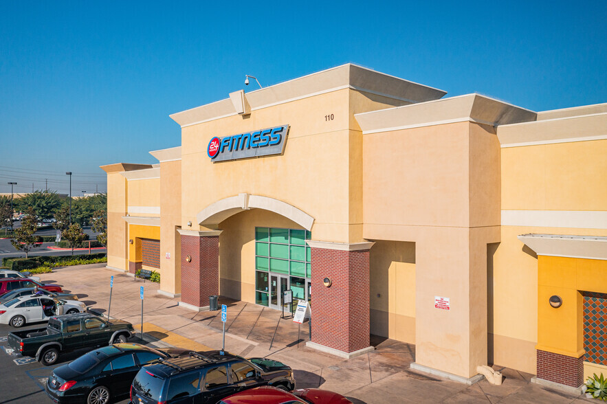 200-208 Towne Center Dr, Compton, CA for rent - Primary Photo - Image 1 of 8