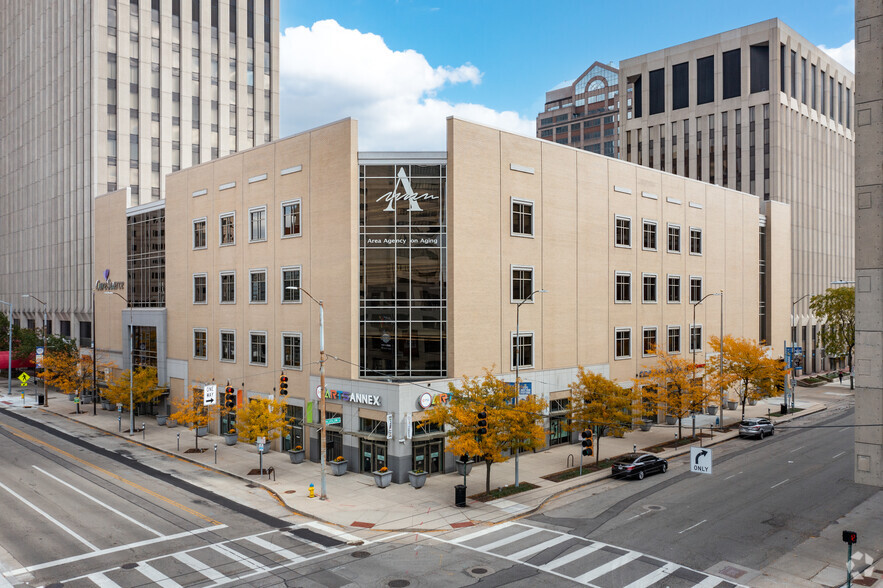 40 W 2nd St, Dayton, OH for rent - Primary Photo - Image 1 of 32