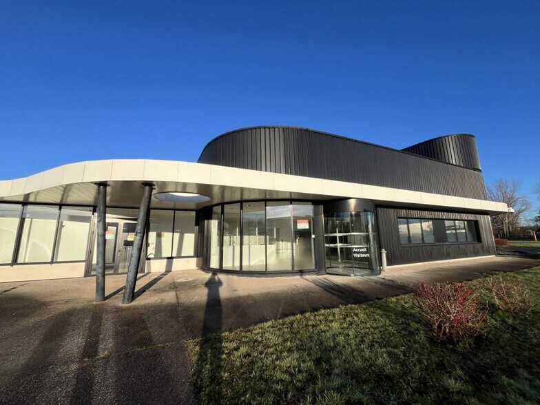 Industrial in Élancourt to rent - Building Photo - Image 1 of 11